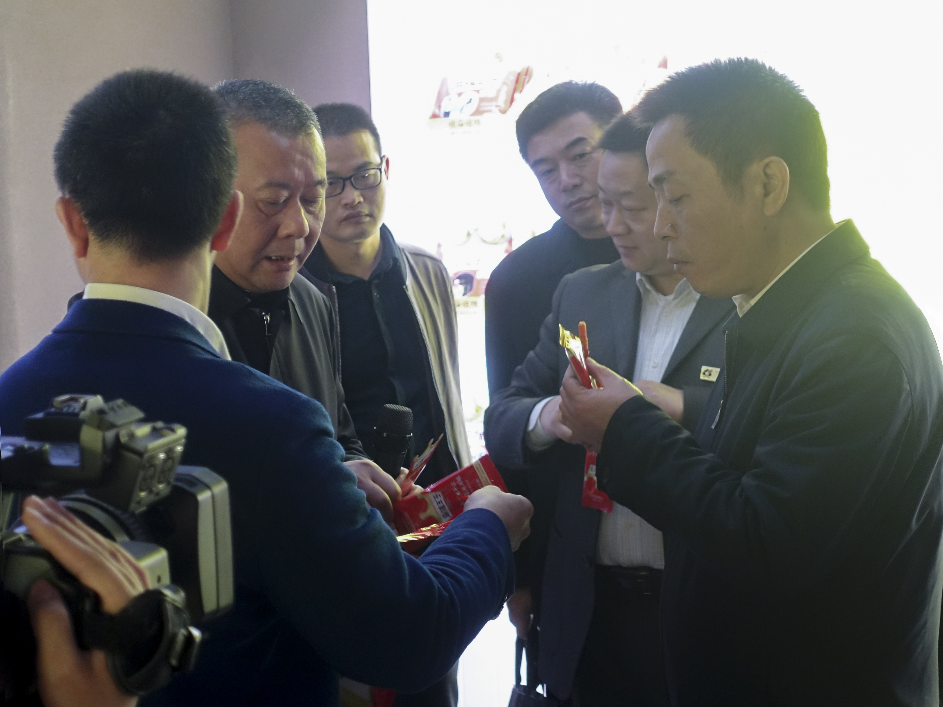 平江县委书记汪涛品尝后他说：麻、辣，味道很好
